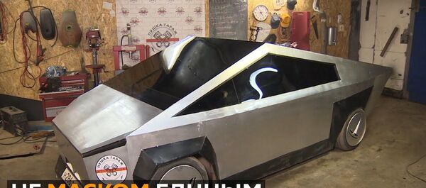 Российские инженеры-любители создали свою версию модной машины Илона Маска - Sputnik Латвия