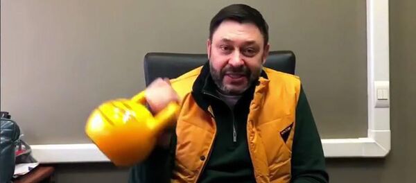 Исполнительный директор Кирилл Вышинский во время флешмоба в поддержку Sputnik Эстония - Sputnik Latvija