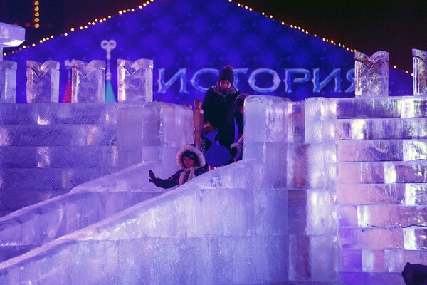 Посетители на ледовой горке во время V Новогоднего фестиваля Ледовая Москва. В кругу семьи в Парке Победы на Поклонной горе - Sputnik Латвия