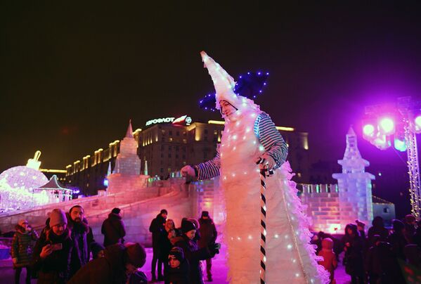 Посетители на V Новогоднем фестивале Ледовая Москва. В кругу семьи в Парке Победы на Поклонной горе - Sputnik Латвия