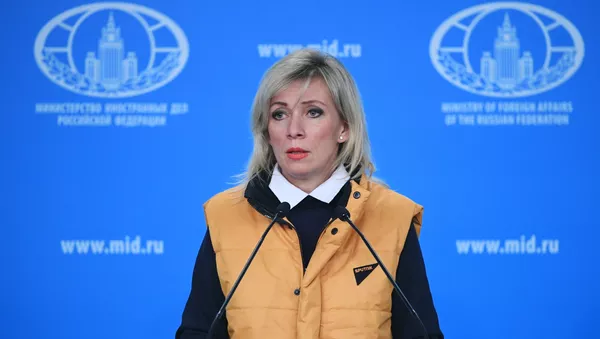 Официальный представитель министерства иностранных дел России Мария Захарова во время брифинга в Москве - Sputnik Latvija