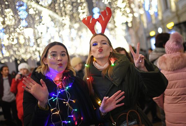 Девушки встречают Новый год на Никольской улице в Москве - Sputnik Латвия