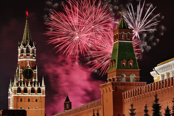 Новогодний салют над Красной площадью в Москве - Sputnik Латвия