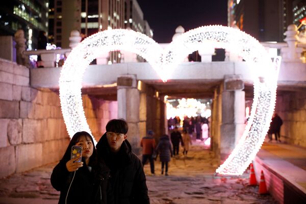 Влюбленная пара во время фотографирования накануне Нового года в Сеуле, Южная Корея  - Sputnik Латвия