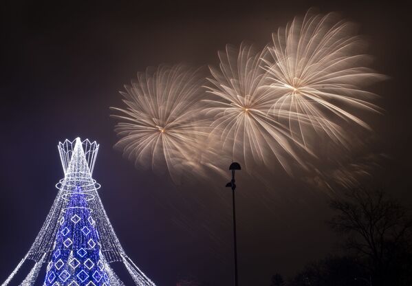 Салют над рождественской елкой в Вильнюсе. - Sputnik Латвия
