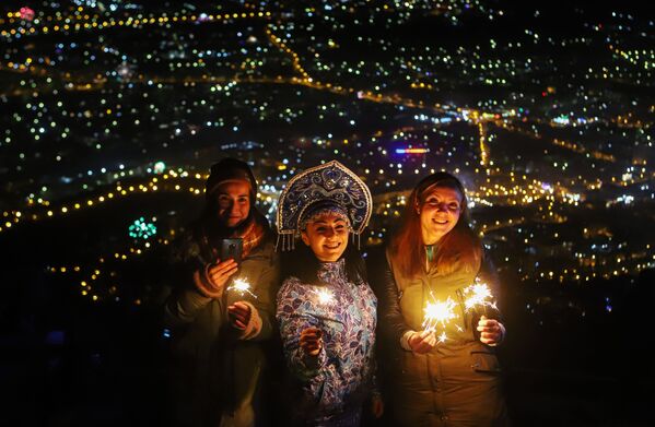Жители и гости Пятигорска встречают Новый год на вершине горы Машук - Sputnik Латвия