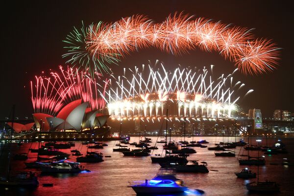 Салют во время празднования Нового года в Сиднее, Австралия  - Sputnik Латвия