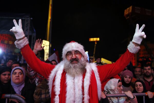 Антиправительственный протестующий во время празднования Нового года в Бейруте  - Sputnik Латвия