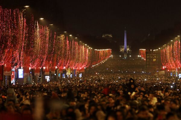 Жители во время празднования Нового года в Париже  - Sputnik Латвия