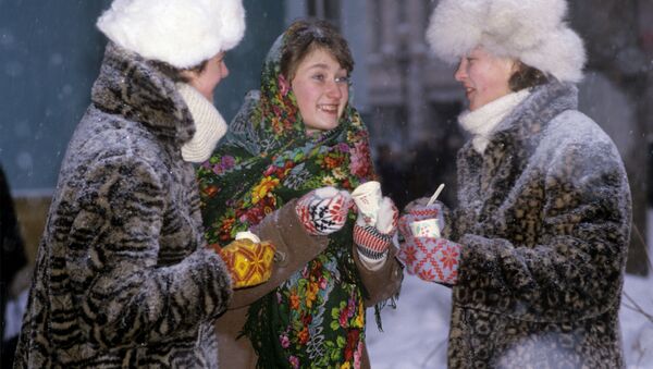 Девушки едят мороженое - Sputnik Латвия