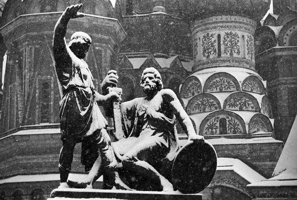 Памятник Козьме Минину и Дмитрию Пожарскому на Красной площади в Москве - Sputnik Латвия