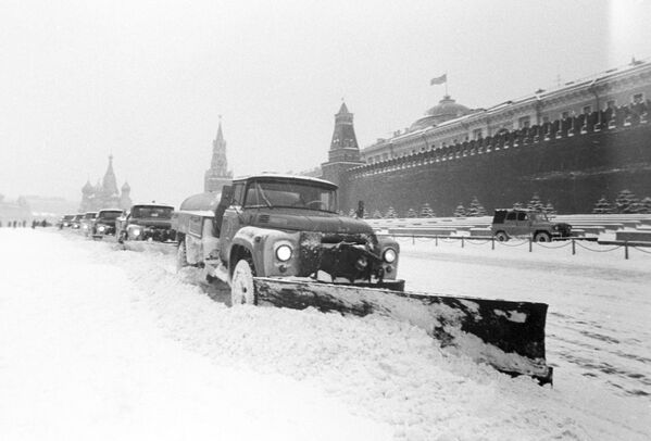 Уборка московских улиц после снегопада - Sputnik Латвия