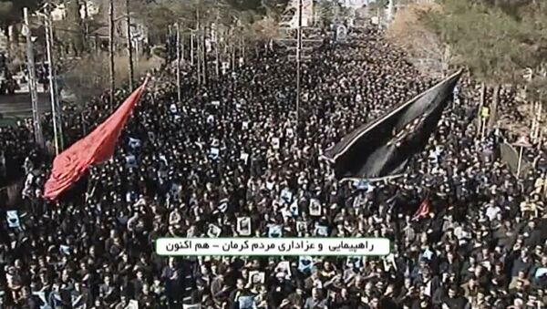 В Иране тысячи человек вышли на митинг после убийства генерала Сулеймани  - Sputnik Латвия
