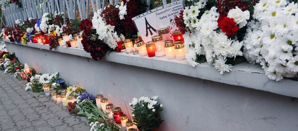 Цветы у посольства Франции в Латвии Цветы у посольства Франции в Латвии - Sputnik Латвия