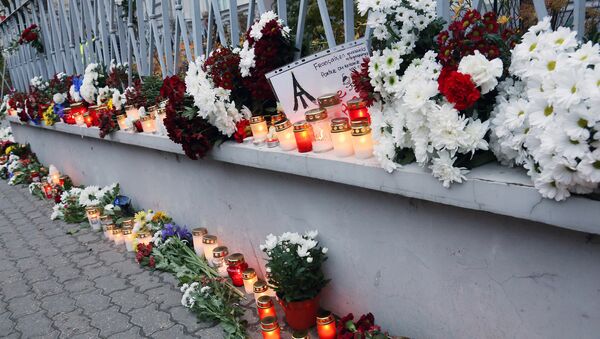Цветы у посольства Франции в Латвии - Sputnik Латвия