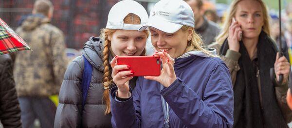 Meitenes ar tālruni. Foto no arhīva Meitenes ar tālruni. Foto no arhīva - Sputnik Latvija