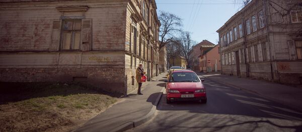 Улица в районе Парадаугва в Риге - Sputnik Латвия