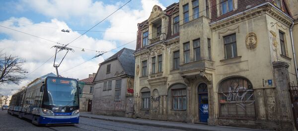 Трамвай №11 на улице Миера в Риге Трамвай №11 на улице Миера в Риге - Sputnik Латвия