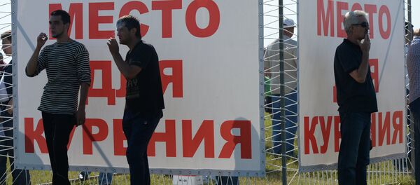 Мужчины курят - Sputnik Латвия