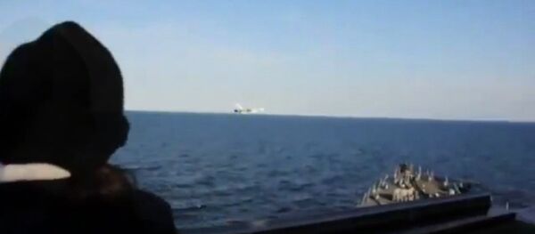 Пролет Су-24 над американским эсминцем USS Donald Cook. Съемка ВМС США Пролет Су-24 над американским эсминцем USS Donald Cook. Съемка ВМС США - Sputnik Latvija