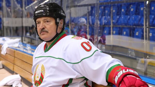 Президент Беларуси Александр Лукашенко в хоккейной форме - Sputnik Латвия