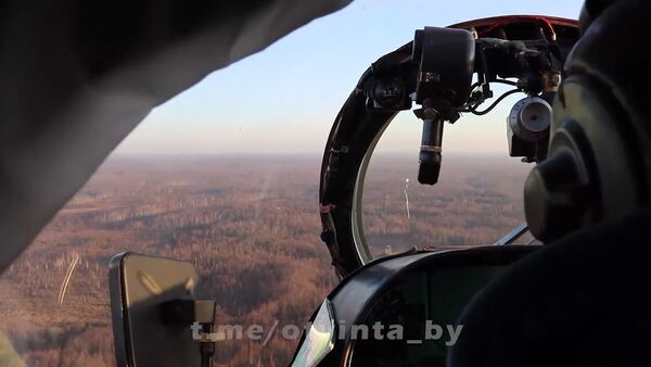 Белорусские военные обстреляли метеозонд с вертолета - Sputnik Латвия