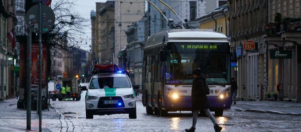 По улице Тербатас пустили тролейбус. - Sputnik Латвия