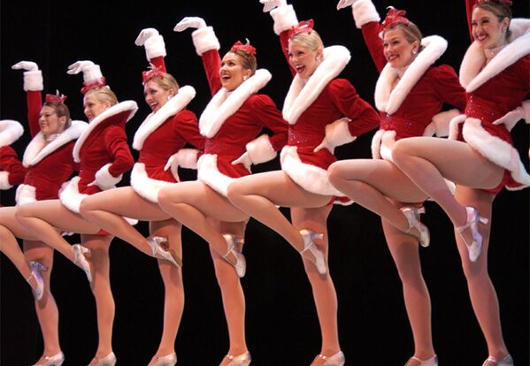Нью-йоркский женский танцевальный коллектив The Rockettes во время выступления в Бостоне  - Sputnik Латвия