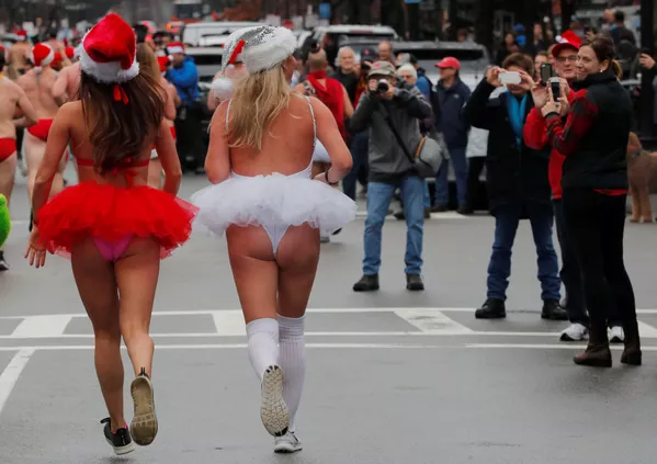 Участники забега Santa Speedo Run в Бостоне  - Sputnik Латвия