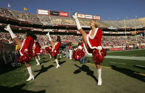 Выступление команды чирлидинга Arizona Cardinals во время игры против Philadelphia Eagles в Аризоне  - Sputnik Латвия
