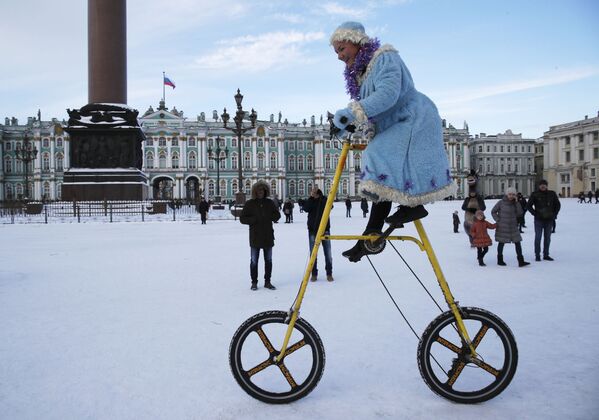 Девушка в костюме снегурочки во время празднования Старого Нового года в Санкт-Петербурге  - Sputnik Латвия