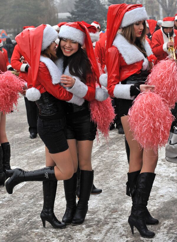 Девушки в костюмах Санта-Клауса во время новогоднего парада в Бишкеке  - Sputnik Латвия