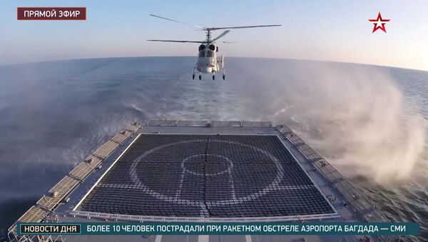 Не сбавляя хода: пилоты Ка-27 отработали посадку на движущийся фрегат в Черном море - Sputnik Latvija