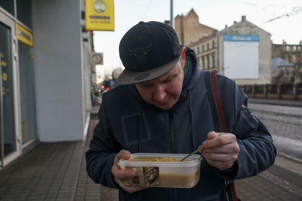 Другая сторона. Почему в Риге не умрешь с голоду, или Путешествие в мир бездомных - Sputnik Латвия