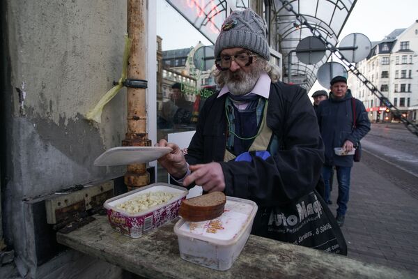Другая сторона. Почему в Риге не умрешь с голоду, или Путешествие в мир бездомных - Sputnik Латвия