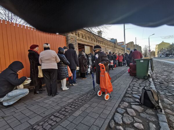 Другая сторона. Почему в Риге не умрешь с голоду, или Путешествие в мир бездомных - Sputnik Латвия