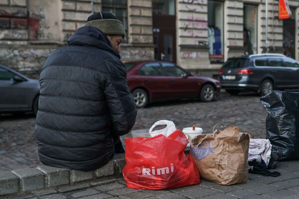 Другая сторона. Почему в Риге не умрешь с голоду, или Путешествие в мир бездомных - Sputnik Латвия