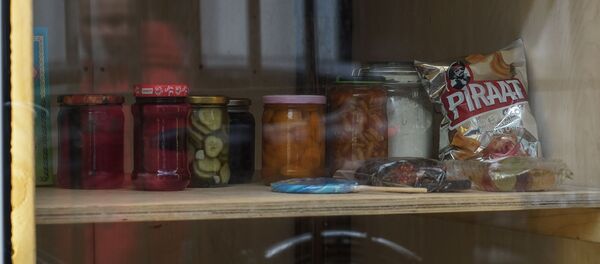 Холодильник для обмена продуктами.  Холодильник для обмена продуктами. - Sputnik Latvija