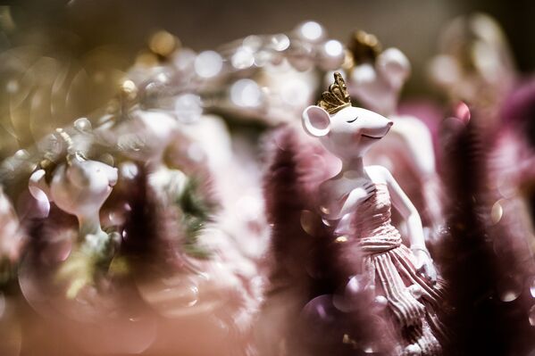 Фарфоровая фигурка мыши на новогоднем базаре в ЦУМе - Sputnik Латвия