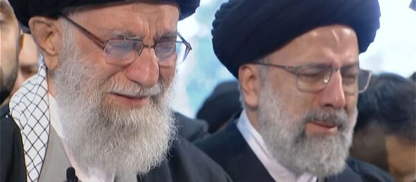 Религиозный лидер Ирана Али Хаменеи плакал на похоронах Сулеймани - Sputnik Латвия