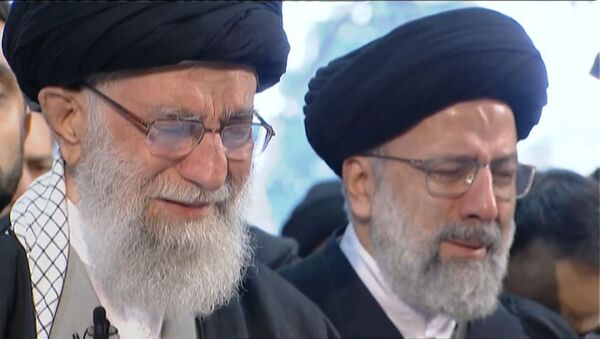 Религиозный лидер Ирана Али Хаменеи плакал на похоронах Сулеймани - Sputnik Латвия