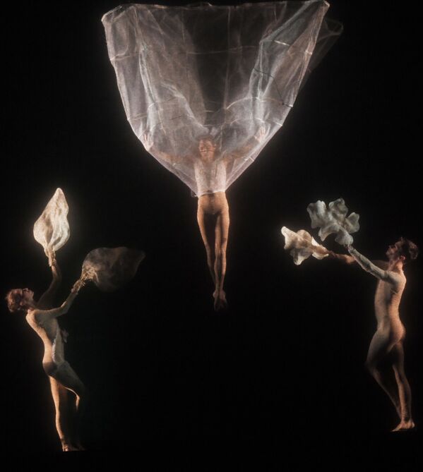 Артисты балета итальянского театра NoGravity в сцене из спектакля «Леонардо» в рамках фестиваля искусств Вдохновение в Москве - Sputnik Латвия