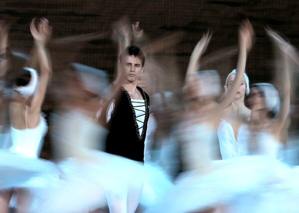 Артисты Новосибирского театра балета во время репетиции спектакля Лебединое озеро в Большом театре в Москве - Sputnik Латвия