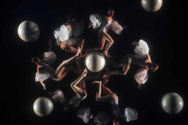 Артисты балета итальянского театра NoGravity в сцене из спектакля Леонардо в рамках фестиваля искусств Вдохновение в Москве - Sputnik Латвия