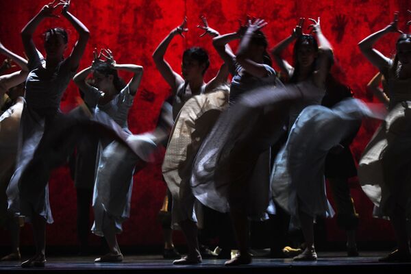 Артисты балета в сцене из спектакля Жизель на новой сцене Большого театра в Москве - Sputnik Латвия