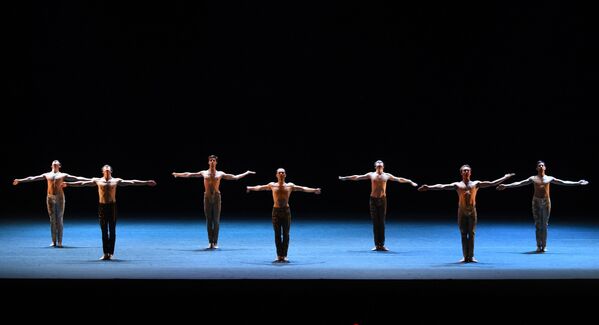 Сцена из балета Как дыхание на исторической сцене Большого театра - Sputnik Латвия
