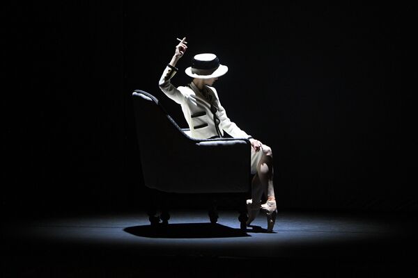 Танцовщица Светлана Захарова в сцене из одноактного балета Gabrielle CHANEL на исторической сцене Большого театра - Sputnik Латвия
