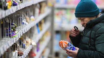 Покупатель в магазине, архивное фото