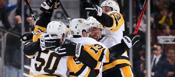 Теодорс Блюгерс (в центре) вместе с одноклубниками радуется голу - Sputnik Латвия