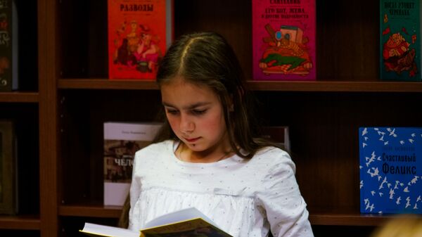 Девочка читает книгу - Sputnik Латвия